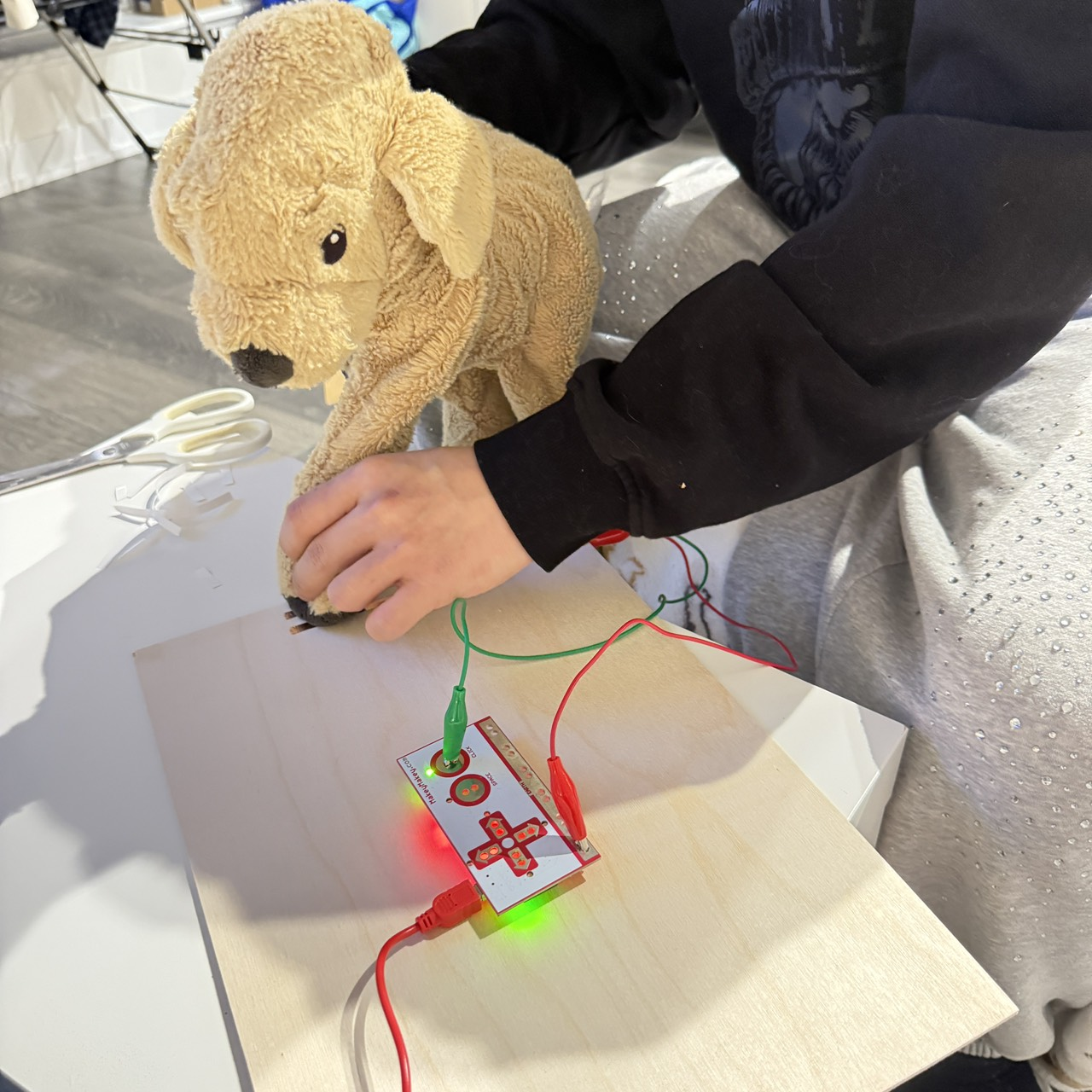 This test shows that the copper tape pads can sense pressure when the dog's paw presses the surface, proving basic sensor responsiveness. However, it is still unknown whether the sensitivity will remain consistent across different paw sizes and user behaviors.